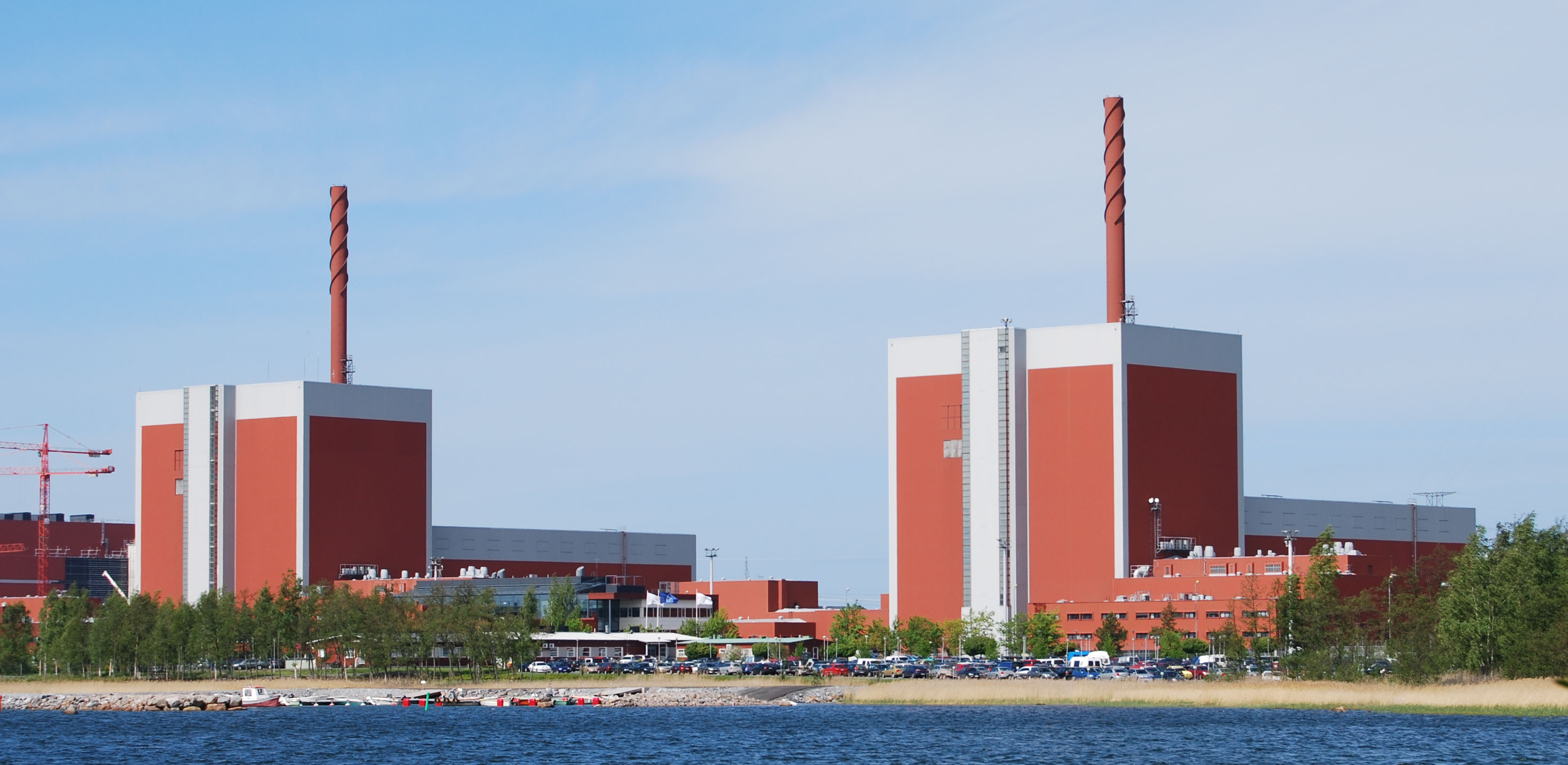 Bloki 1 i 2 fińskiej elektrowni jądrowej Olkiluoto widziane znad wody Zatoki Botnickiej.